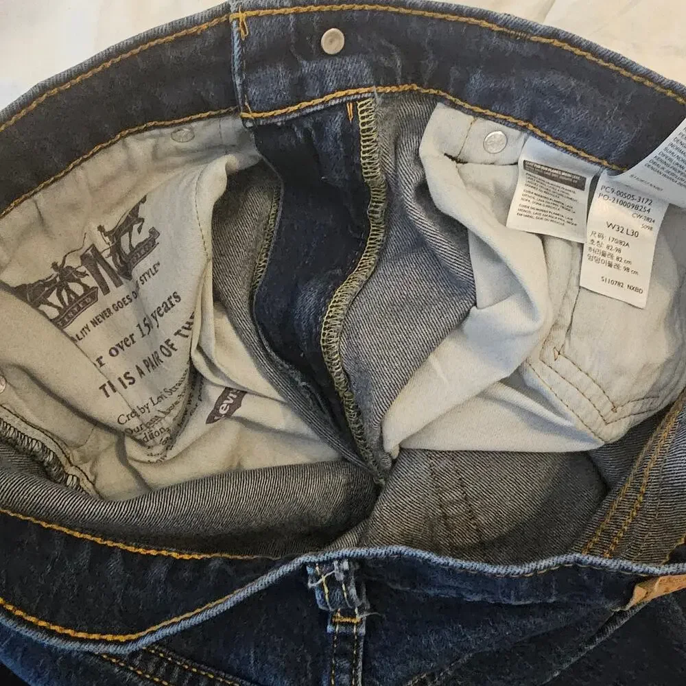 Levi’s 505 Jeans Men’s 32x30 Regular Fit Straight Leg Medium Wash Denim